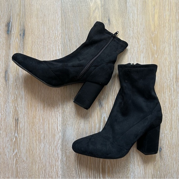 Wild Diva Black Faux Suede Booties Block Heel - Size US 7 - Picture 3 of 7